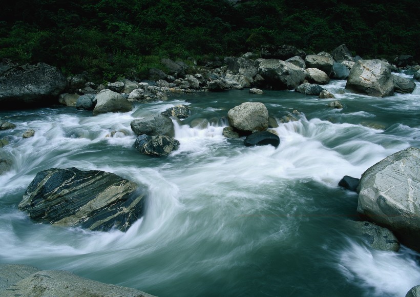 湍急的流水圖片