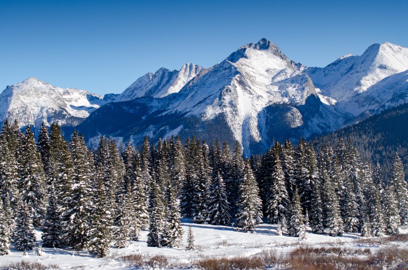 雪山顶部景色图片