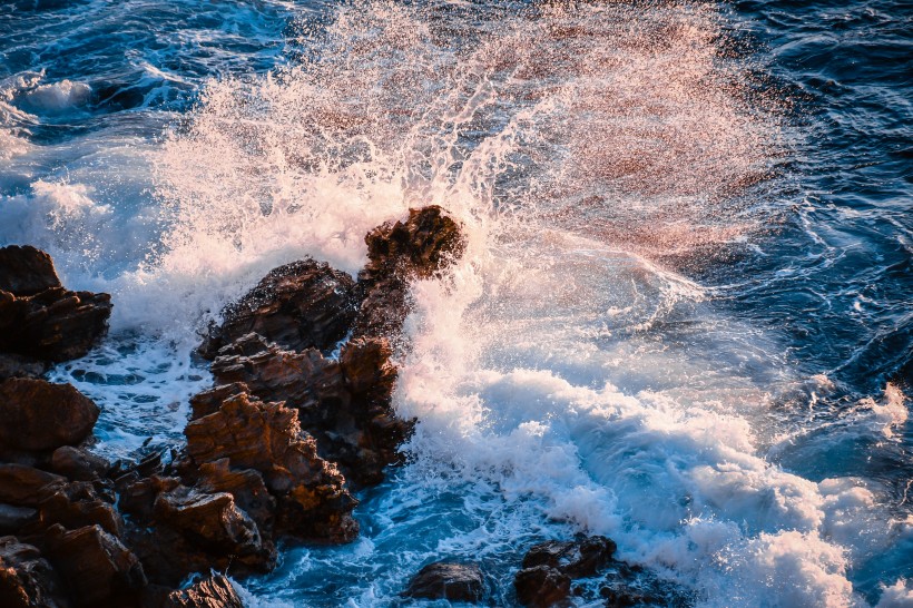 洶涌的海浪圖片