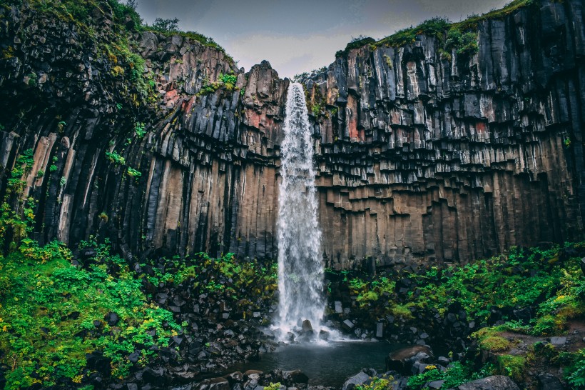 峻峭的山峰图片