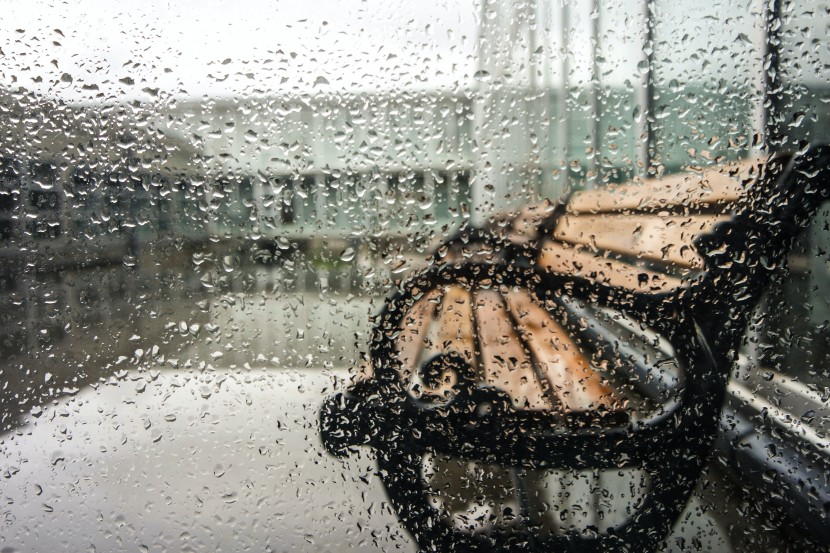 落在玻璃上的雨滴图片