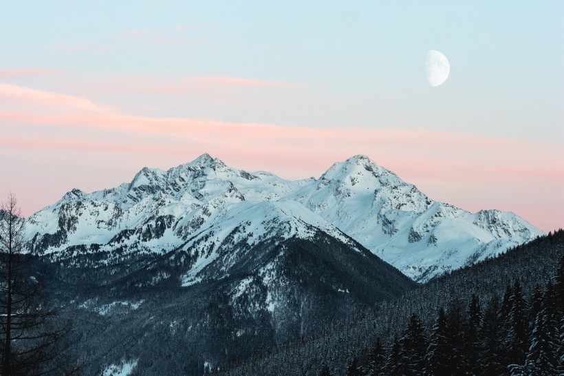 積雪的山峰圖片