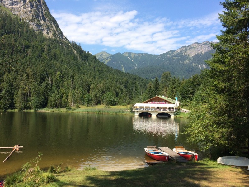 湖邊小屋風(fēng)景圖片