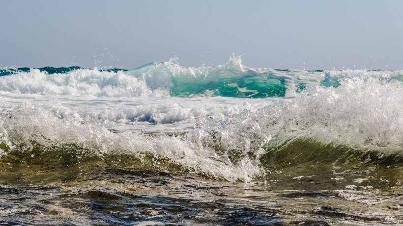 洶涌澎湃的大海海浪風(fēng)景圖片