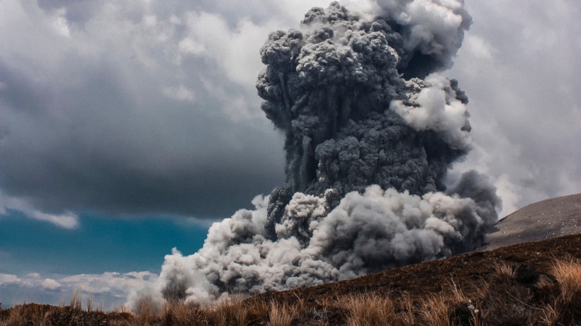 壮观的火山爆发风景图片