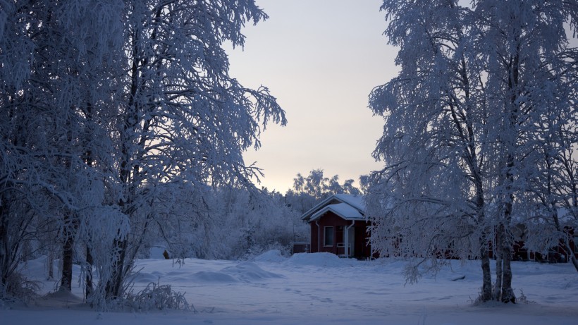 雪中小木屋风景图片