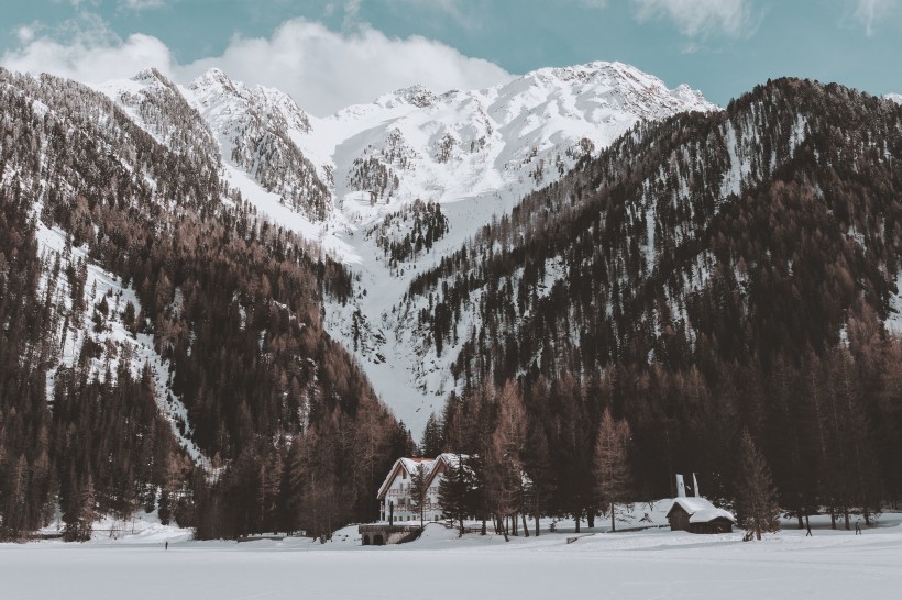 美麗的山區(qū)雪景圖片