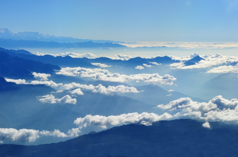 難能可貴的藍(lán)天白云自然風(fēng)景圖片