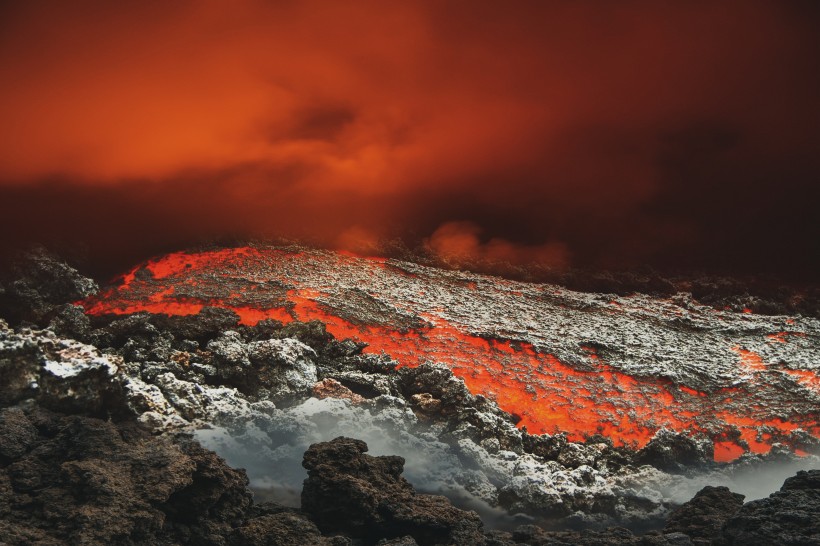 猛烈的火山喷发自然风景图片
