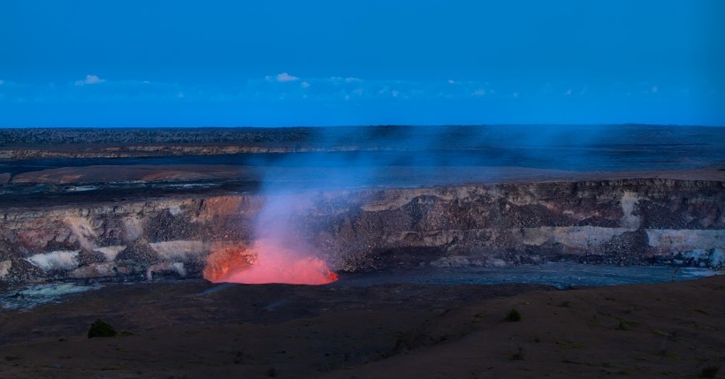 强势喷发的火山风景图片