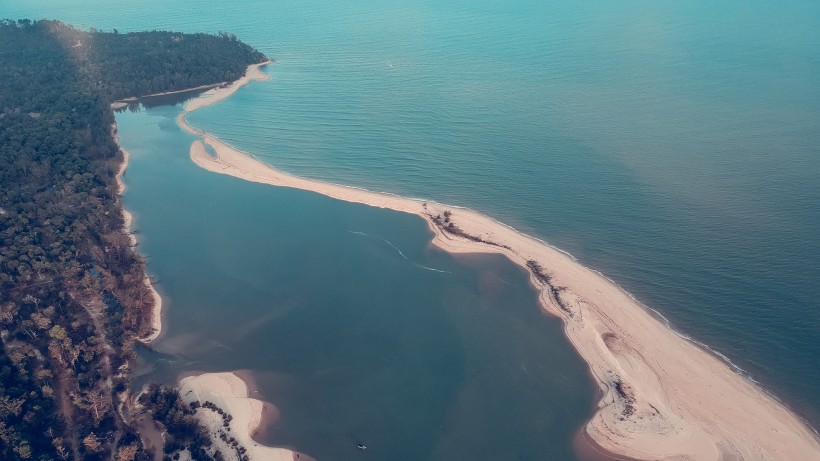 美麗的海岸線風景圖片