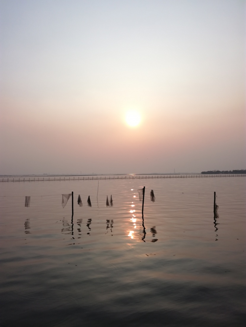 风平浪静的淀山湖图片