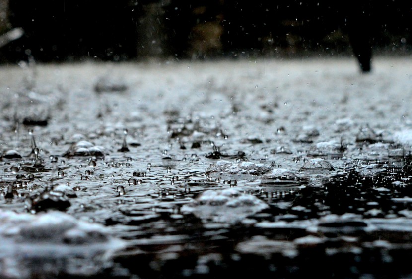 急速下落的雨滴图片