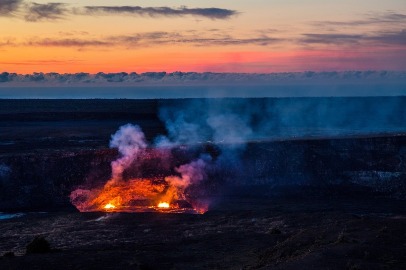 猛烈的火山喷发自然风景图片