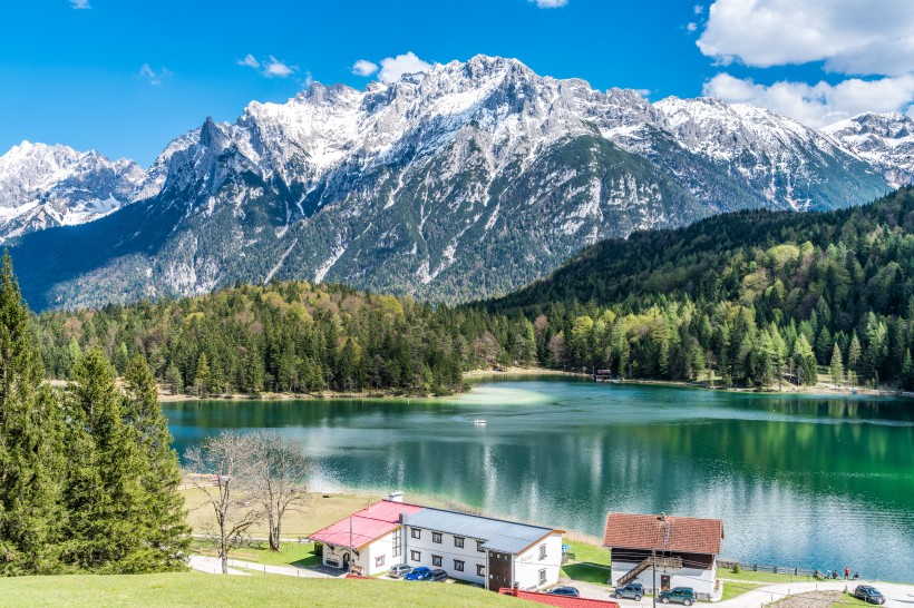 山頂湖泊景色圖片