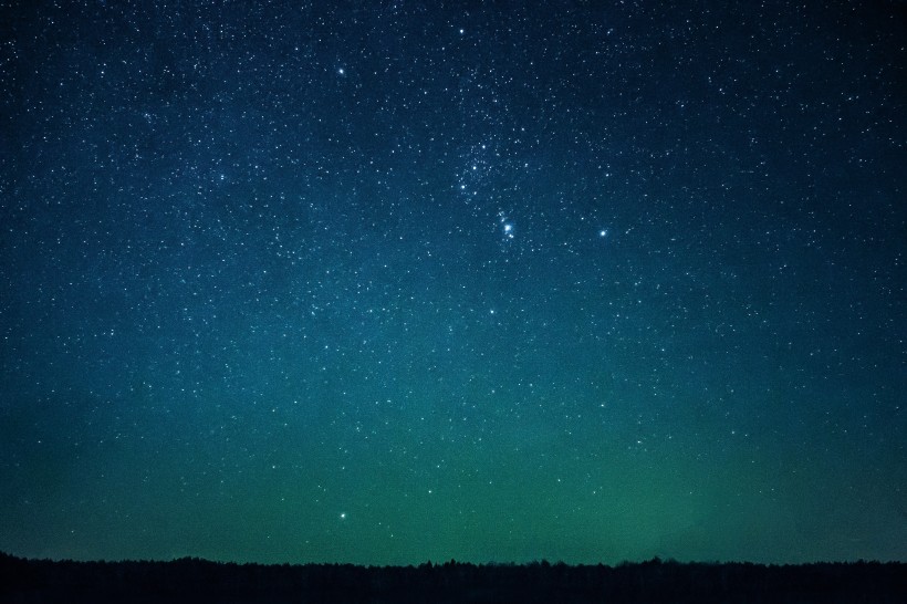 夜晚閃耀的星空圖片