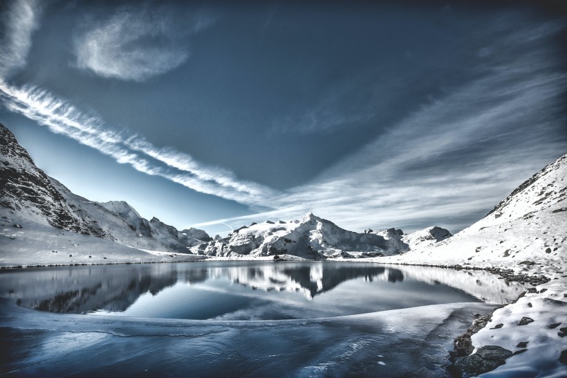 巍峨壯觀的雪山風(fēng)景圖片