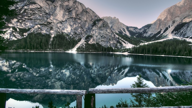 美丽的湖泊倒影风景图片