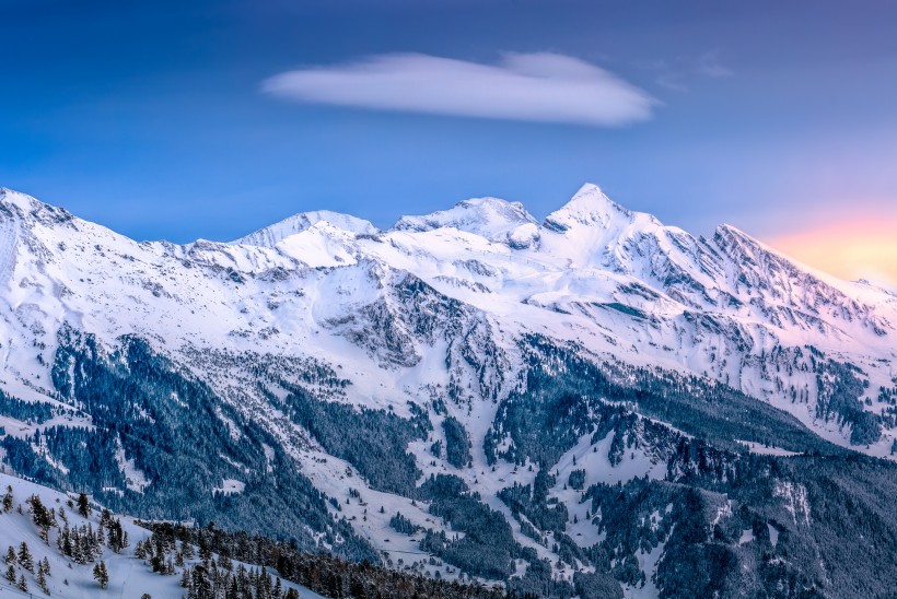 积雪的山峰图片