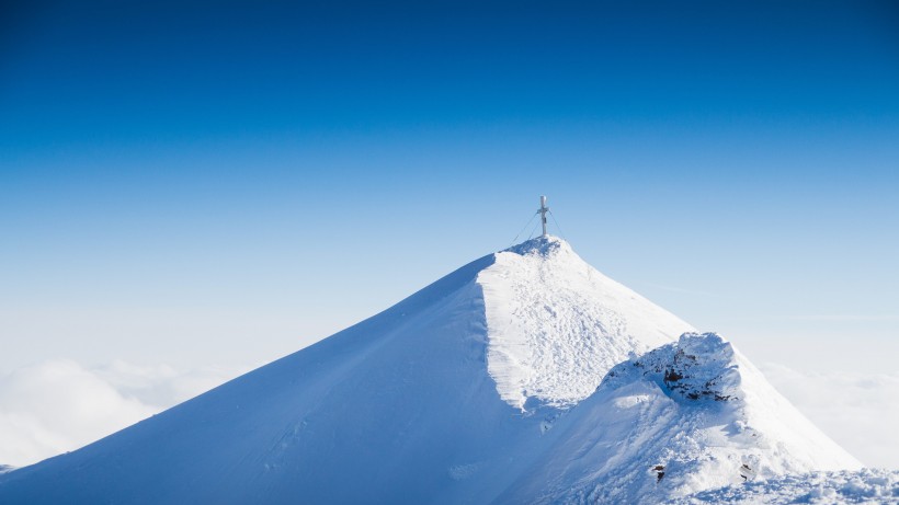 神秘幽靜的雪山風(fēng)景圖片