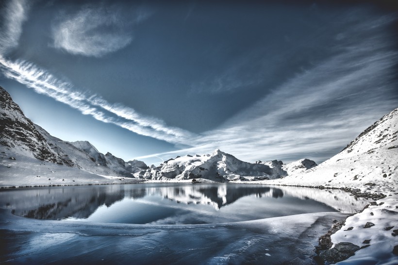 美麗的山區(qū)雪景圖片