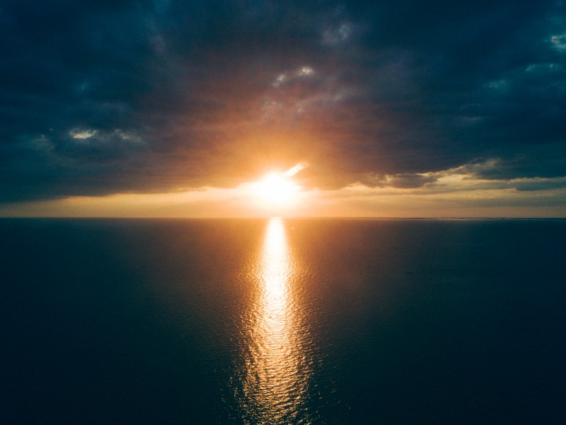 海面上的日出风景图片