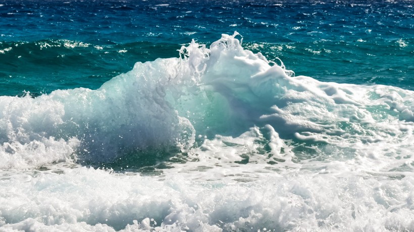 汹涌澎湃的大海海浪风景图片