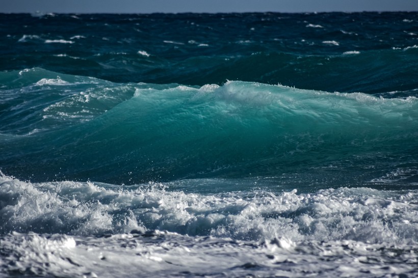 波涛涌汹的海浪风景图片