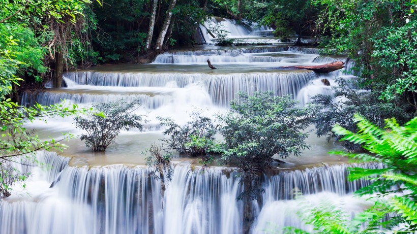 唯美的山間瀑布自然風(fēng)景圖片