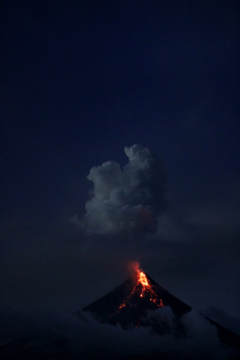 磅礴噴發(fā)的火山風(fēng)景圖片