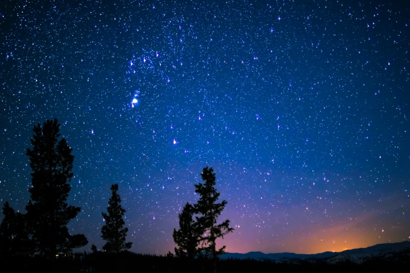 耀眼明亮的星空风景图片