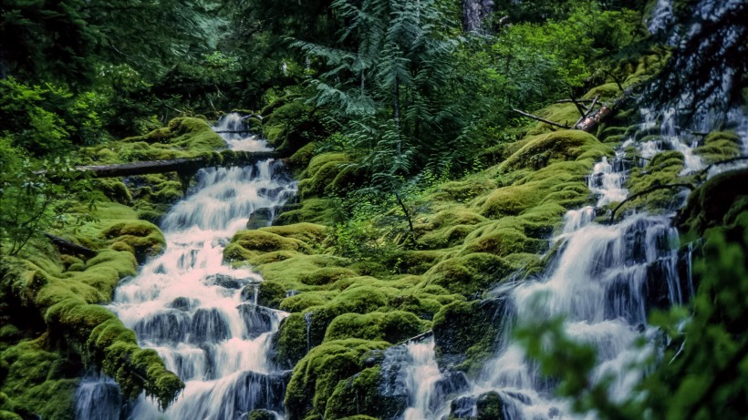 气势磅礴的瀑布风景图片