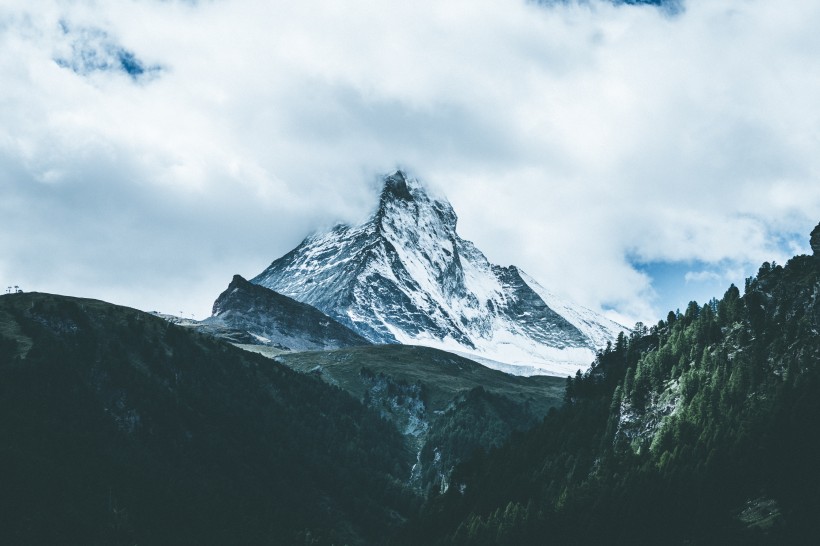 阿尔卑斯雪山风景图片