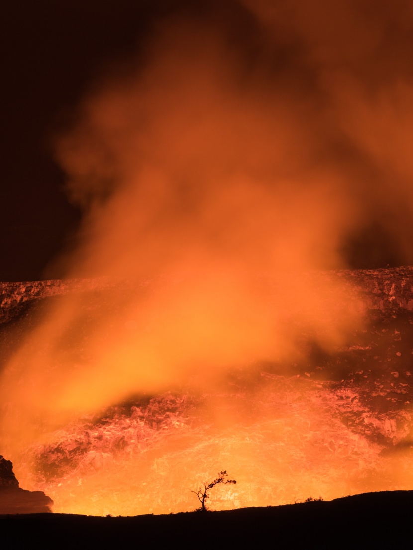 磅礴噴發(fā)的火山風(fēng)景圖片