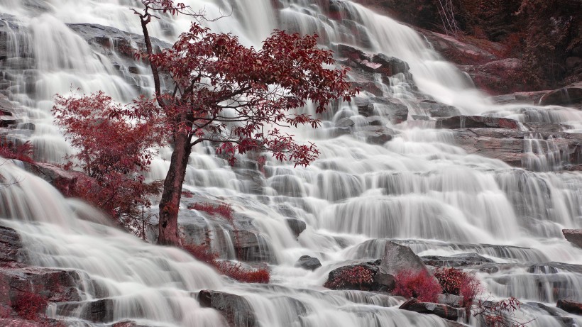 唯美的山間瀑布自然風(fēng)景圖片