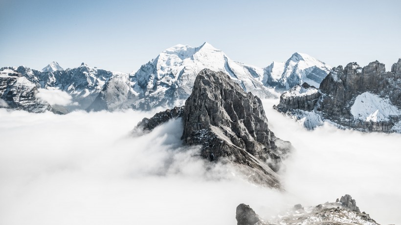 神秘幽靜的雪山風(fēng)景圖片