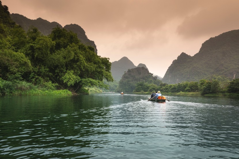 蜿蜒流淌的河流图片