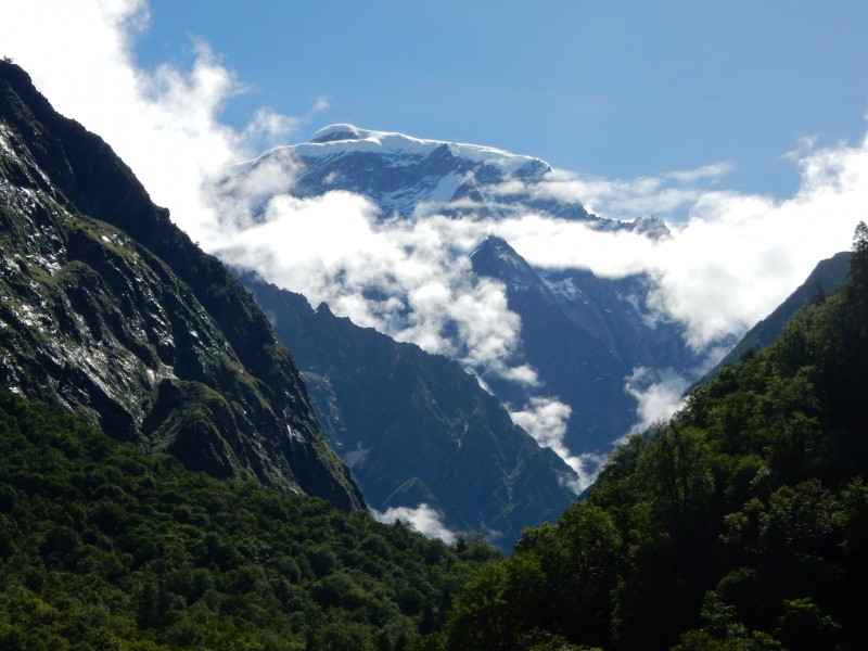 绵延不断雄伟的高山自然风景图片