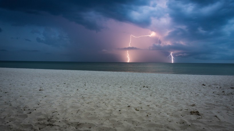 狂暴震撼的雷霆閃電風(fēng)景圖片