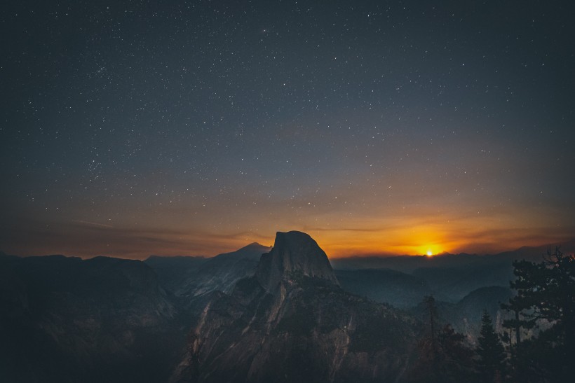 布满星星的夜空图片