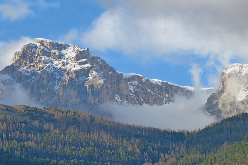 巍峨雄壮的阿尔卑斯雪山图片