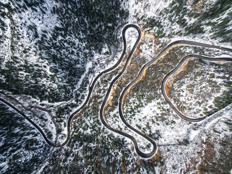 弯曲盘旋的山路图片