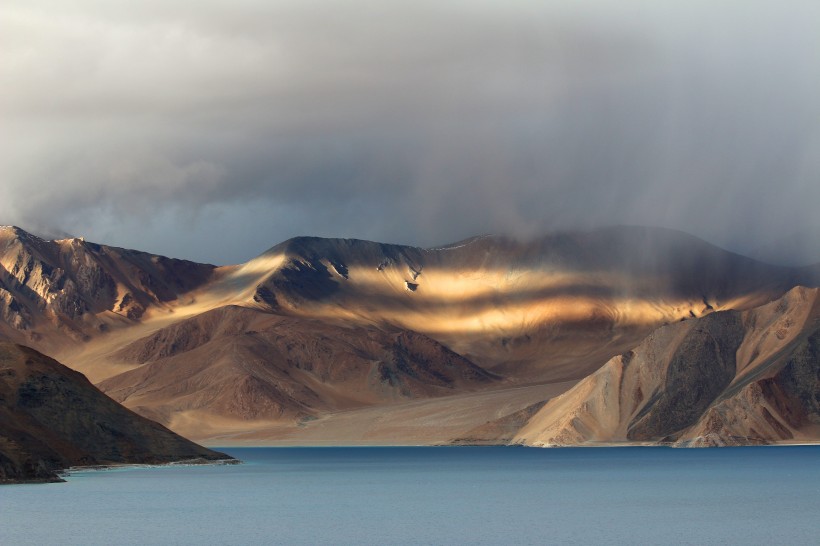 磅礴喷发的火山风景图片