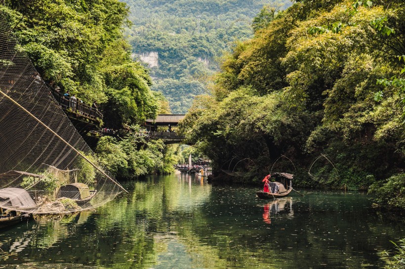 綠山湖泊圖片