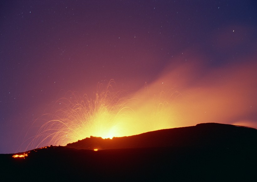 強(qiáng)勢(shì)噴發(fā)的火山風(fēng)景圖片