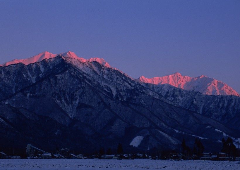 冬季树木河流风景图片