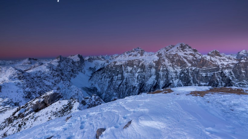 神秘幽靜的雪山風(fēng)景圖片