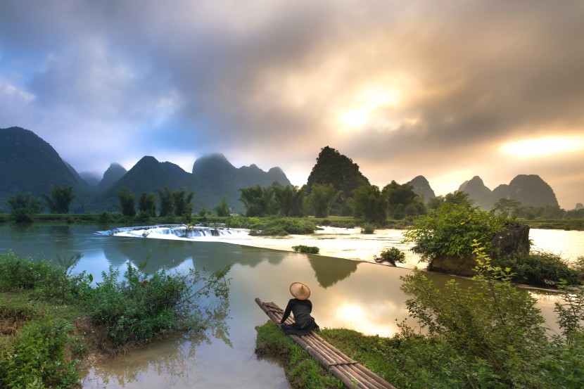 蜿蜒流淌的河流圖片