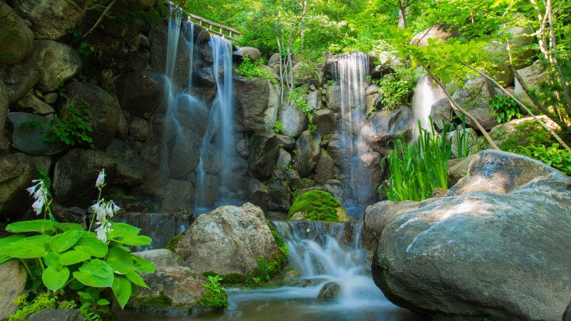 林间小瀑布风景图片