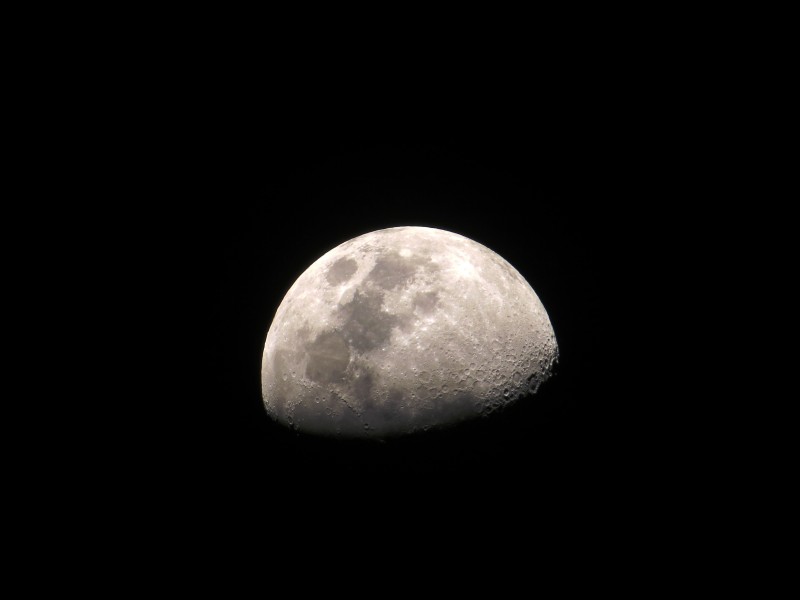 夜空中唯美的月亮图片